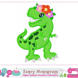 Peut inclure: Un dinosaure vert avec une couronne de fleurs. Le dinosaure est debout sur un fond blanc. Les fleurs sont roses, orange et jaunes.