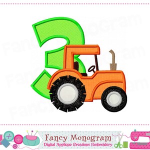 K&ouml;nnte beinhalten: Eine gr&uuml;ne Zahl drei mit einem orangefarbenen Traktor davor. Der Traktor hat ein schwarz-wei&szlig;es Reifen, einen schwarzen Auspuff und ein schwarzes Lenkrad.