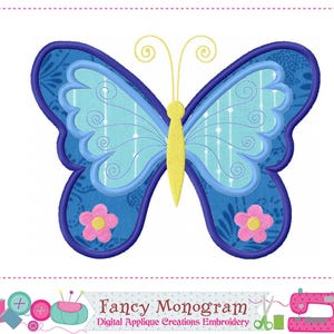 Puede incluir: Un diseño de bordado digital de una mariposa con alas azules y celeste, cuerpo amarillo y flores rosas. La mariposa tiene detalles intrincados y está sobre un fondo blanco. El texto "Fancy Monogram" está en la parte inferior.