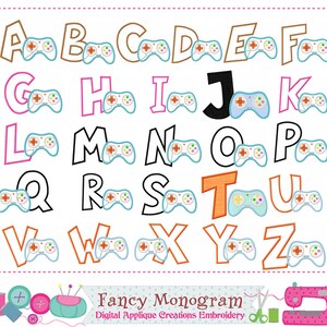 Könnte beinhalten: Ein farbenfrohes Alphabet, wobei jeder Buchstabe mit einem blauen, weißen und orangefarbenen Videospiel-Controller verziert ist. Die Buchstaben sind in Schwarz, Braun, Rosa, Orange und Schwarz umrandet. Der Text "Fancy Monogram Digital Applique Creations Embroidery" befindet sich am unteren Rand des Bildes.