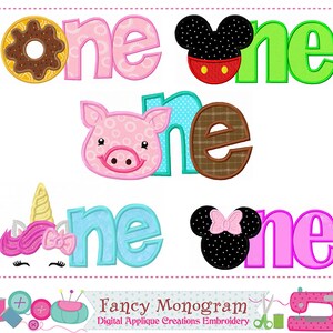 Puede incluir: Cinco diseños de bordado diferentes para la palabra "uno" con varios temas de animales y comida. Los diseños incluyen una dona, un cerdo, un unicornio, Mickey Mouse y Minnie Mouse.