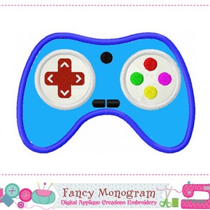 Pode incluir: Design bordado de um controle de videogame azul e branco. O controle apresenta um direcional, botões nas cores vermelha, verde, amarela e rosa, e o texto "Fancy Monogram" na parte inferior.