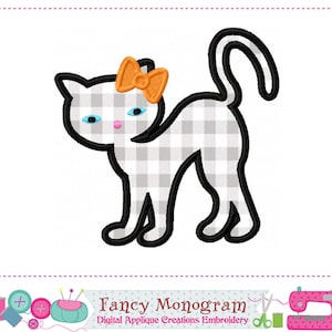 Puede incluir: Un diseño de gato de dibujos animados con un contorno negro, un cuerpo a cuadros gris y blanco y un lazo naranja. El gato tiene ojos azules y una nariz rosa. La imagen incluye el texto "Fancy Monogram Digital Applique Creations Embroidery".