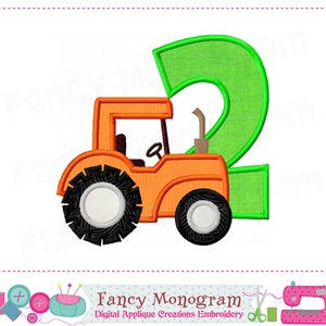 K&ouml;nnte beinhalten: Ein orangefarbener Traktor mit einer gr&uuml;nen Nummer zwei oben drauf. Der Traktor hat schwarze R&auml;der mit wei&szlig;en Zentren. Die Nummer zwei ist gr&uuml;n umrandet.