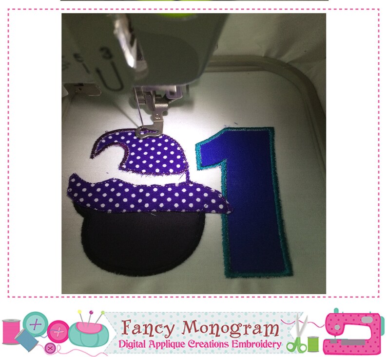 Puede incluir: Una m&aacute;quina de bordar cosiendo un sombrero de bruja morado con lunares blancos y un caldero negro junto a un n&uacute;mero uno azul. El dise&ntilde;o es parte de una creaci&oacute;n de apliques digitales.