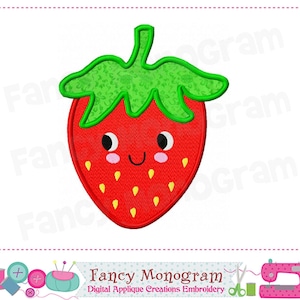Peut inclure: Une fraise rouge de style dessin animé avec un visage souriant, des yeux noirs et des joues roses. Elle a un dessus vert et des graines jaunes. L'image comprend le texte "Fancy Monogram" et "Digital Applique Creations Embroidery".