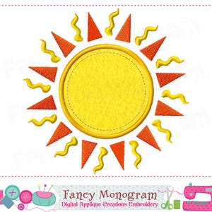Pode incluir: Um design de bordado digital apresentando um círculo amarelo central com uma borda costurada, cercado por raios triangulares laranja e linhas onduladas amarelas alternadas, com o texto Fancy Monogram Digital Applique Creations Embroidery.