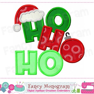 Puede incluir: Diseño de aplique bordado en verde y rojo de la palabra "HO HO" con un adorno rojo y un gorro de Papá Noel rojo.