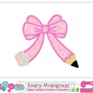 Könnte beinhalten: Ein rosa Bleistift mit einem Schleifendesign. Der Bleistift hat eine gelbe Spitze mit schwarzer Spitze und einen weißen Radiergummi. Die Schleife und der Bleistiftkörper sind rosa mit einem weißen kreisförmigen Muster. Das Bild enthält den Text "Fancy Monogram".