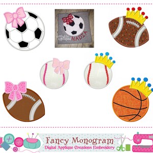 Peut inclure: Un ensemble de six motifs de ballons de sport brodés avec une couronne et un nœud. Les sports comprennent le baseball, le basketball, le football américain et le football. Les motifs sont parfaits pour ajouter une touche de fantaisie à tout projet.