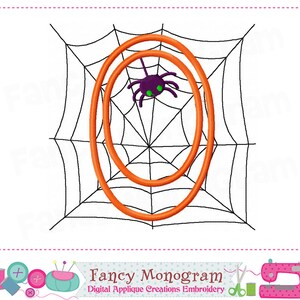 K&ouml;nnte beinhalten: Orange-schwarzes Spinnennetz-Stickmuster mit einer Spinne in der Mitte. Das Design hat die Form eines Kreises.