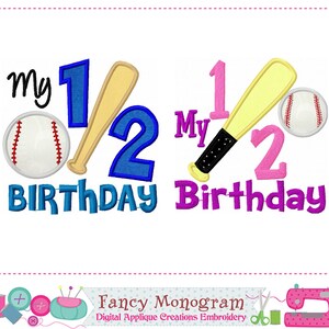 Könnte beinhalten: Zwei Baseball-Designs für einen halben oder zweiten Geburtstag. Ein Design zeigt einen Baseball, einen Schläger und den Text "my 1 1/2 birthday" in Blau und Schwarz. Das andere Design hat einen Baseball, einen Schläger und den Text "my 1 2 birthday" in Pink und Schwarz.