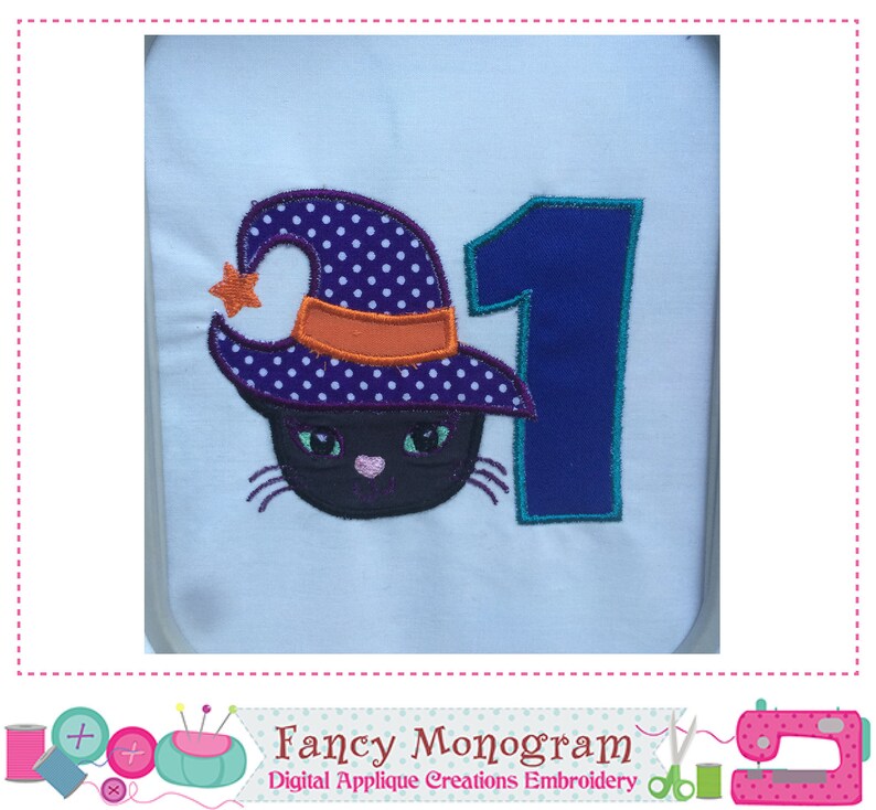 Puede incluir: Dise&ntilde;o bordado con un gato negro que lleva un sombrero de bruja de lunares morados con una banda naranja y una estrella. Un n&uacute;mero 1 azul est&aacute; al lado del gato. El texto "Fancy Monogram" est&aacute; en la parte inferior.