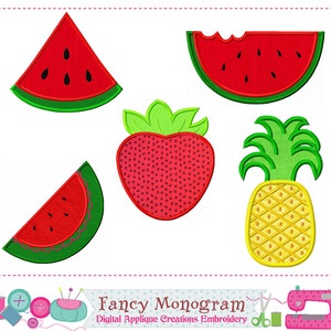 Könnte beinhalten: Fünf bunte gestickte Aufnäher mit Wassermelone, Erdbeere und Ananas. Die Wassermelonen-Aufnäher sind rot mit grünen Umrissen und schwarzen Kernen. Der Erdbeer-Aufnäher ist rot mit grünen Blättern und einer gepunkteten Textur. Der Ananas-Aufnäher ist gelb mit grünen Blättern und einem Rautenmuster.