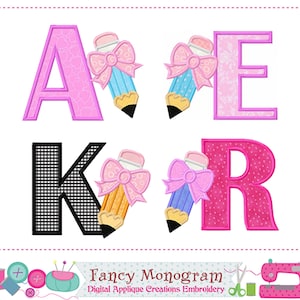 Pode incluir: Quatro letras bordadas: A, E, K e R. Cada letra é combinada com um lápis adornado com um laço rosa. As letras são rosa, preto e branco, com padrões decorativos. A imagem inclui o texto "Fancy Monogram".
