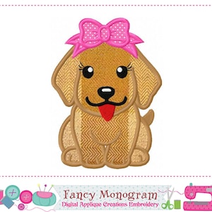 Peut inclure: Motif d'application numérique d'un chien de dessin animé avec un nœud rose. Le chien présente un motif à chevrons beige et marron, des yeux noirs et une langue rouge. Le motif est intitulé "Fancy Monogram Digital Applique Creations Embroidery."