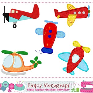 Op de afbeelding: Vijf kleurrijke geborduurde ontwerpen van vliegtuigen en een helikopter. De ontwerpen zijn in rood, blauw, geel, oranje en groen.