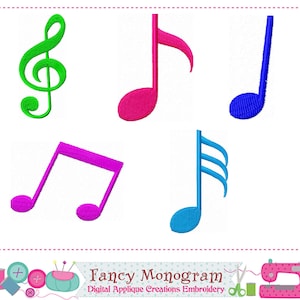 Puede incluir: Cinco diseños de bordado coloridos de notas musicales. Los diseños incluyen una clave de sol, una negra, una blanca, una corchea y una redonda.