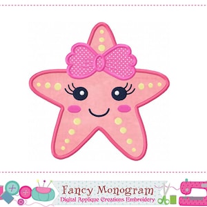 Puede incluir: Una estrella de mar rosa con una cara sonriente, pestañas y un lazo de lunares. La estrella de mar tiene puntos amarillos y es un diseño de bordado. El texto "Fancy Monogram" está en la parte inferior.