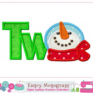 Può includere: Design ricamato con la parola "Two" in verde e un pupazzo di neve. Il pupazzo di neve ha un naso a carota, occhi neri e una sciarpa rossa a pois bianchi. Ideale per progetti di ricamo o applicazioni.