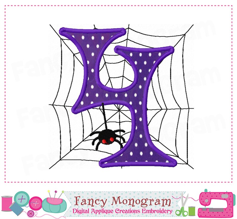 K&ouml;nnte beinhalten: Lilafarbener Buchstabe "L" mit wei&szlig;en Punkten, schwarz umrandet, der an einem schwarzen Spinnennetz mit einer schwarzen Spinne mit roten Augen h&auml;ngt. Der Text "Fancy Monogram" befindet sich unter dem Bild.