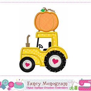 Può includere: Un trattore giallo con pois bianchi, pneumatici neri e una zucca sopra. I pneumatici hanno cuori rosa al centro. Il trattore ha un volante e un camino. L'immagine include il testo "Fancy Monogram Digital Applique Creations Embroidery."