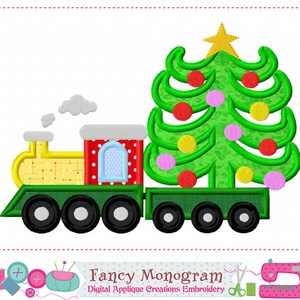 Peut inclure: Un motif de broderie représentant une locomotive rouge, jaune et verte tirant un sapin de Noël vert orné de boules colorées et d'une étoile jaune. Deux nuages gris flottent au-dessus du train. Le texte indique Fancy Monogram.