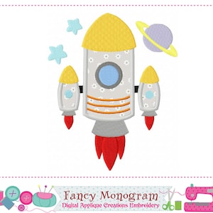 Könnte beinhalten: Eine graue und gelbe Rakete mit roten Flammen, einem blauen Fenster und einem weißen Gänseblümchen-Druck. Die Rakete hat zwei kleinere Raketen an den Seiten befestigt. Im Hintergrund befindet sich ein lila Planet mit einem Ring und drei blaue Sterne.