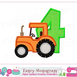 K&ouml;nnte beinhalten: Ein orangefarbener Traktor mit einer gr&uuml;nen Nummer vier daneben. Der Traktor hat schwarze R&auml;der und einen braunen Auspuff. Die Nummer vier ist schwarz umrandet.