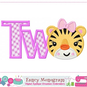 Op de afbeelding: Roze en wit geruite "Twee" met een roze strik op een geel tijgergezicht.