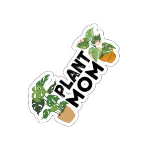 Op de afbeelding: Een sticker met de tekst "PLANT MOM" in het zwart, met twee illustraties van planten in potten. Eén plant heeft grote groene bladeren en de andere heeft roze en groene bladeren. De potten zijn bruin.