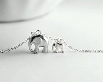 Deux colliers d’éléphants. Nouveau collier maman. Bijoux d’éléphant d’argent, cadeau pour le nouveau mom.elephant, cadeau de gifts.wife de demoiselle d’honneur jewelry.christmas