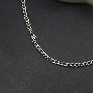 Collar con inicial lateral, joyería con inicial personalizada. Joyería unisex, regalo personalizado para hombres y mujeres. compromiso, novio aniversario
