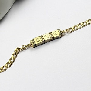 Collar Tres Iniciales de Oro. Regalo de joyería inicial de 3 hermanos. regalos personalizados Pulsera personalizada con 3 iniciales estampadas. Hecho a mano