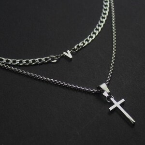 Collar de cruz personalizado para hombre, joyería de cruz de varias vueltas. Collar con inicial personalizado para hombre, cruz en capas, regalo para hermano, novio o para él.