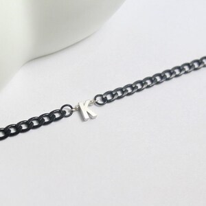 Collar Letra Plata Cadena Negra. Joyería con inicial de oro y cadena negra.Collar para hombre. Joyas para él. Regalo personalizado para hombres. Joyas de protección