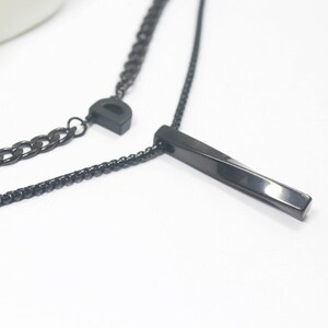 Collar de letras negras, joyería en capas, collar con inicial negra. Hermano papá marido joyería inicial. Regalo de aniversario para marido, novio