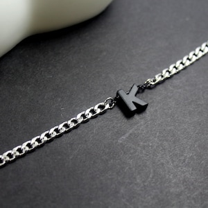 Collar con inicial negra de cadena de plata, regalo para hombres, collar con monograma para hombres. Regalo personalizado para hombres. Letra inicial. Joyería de protección para hombres. Regalo para marido.