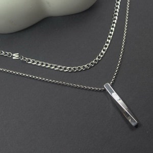 Collar con inicial lateral, conjunto de 2 joyas, collar Twist Bar. Unisex. Hermana Inicial novio Joyería inicial. Aniversario para esposa marido