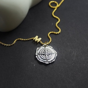 Personalizado brújula hombres collar, joyería de letras de oro para él. Regalo personalizado para hombres.  Regalo del estudiante de la universidad del regalo de la graduación, joyería de Wanderlust