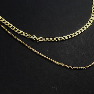 Collar con inicial de oro de lado para él. Joyas con letras de circonita cúbica en oro en capas para hombres. Collar con inicial de HIS como regalo para el esposo. Regalo de cumpleaños para el novio
