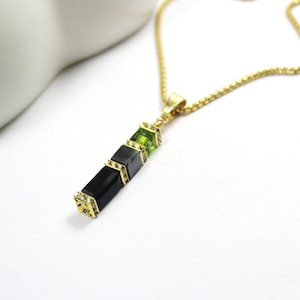 Collar de peridoto para hombre. Joyas con la piedra natal de agosto. Joyas de oro para hombre. Piedra negra de sanación espiritual. Collar de barra para hombre. Cristal en forma de gota para él