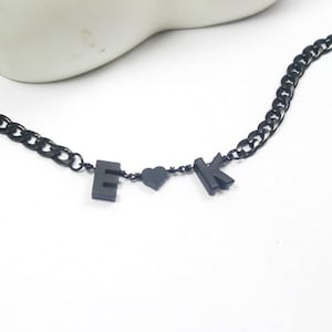 Collar con inicial para parejas, joyería con letras negras. Regalo unisex Regalos para esposa y marido. Regalo de aniversario para ella. Collar negro personalizado.