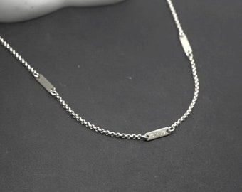 Handgestempelde zilveren naamketting. Handgemaakt cadeau, gepersonaliseerd cadeau gegraveerde ketting. Verjaardagscadeau voor hem. naamketting vriend, herennaam