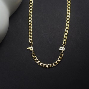 Collar de dos iniciales, 2 letras separadas joyería. Regalo de joyería unisex. Collar de carta personalizada, regalo personalizado. Regalo de 2 mejores amigas iniciales