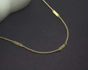 Handgestempelde gouden naamketting. Handgemaakt cadeau, gepersonaliseerde cadeau gegraveerde ketting. Verjaardagscadeau voor hem. naamketting vriend, herennaam