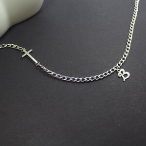 Collar de cruz personalizado. Collar con inicial para hombre. Dije de cruz de lado. Collar con letra resistente al agua. Collar con fe para hombre y mujer. Regalo religioso