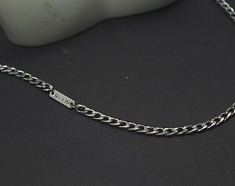 Zijwaartse hand gestempelde naam ketting. Gepersonaliseerd cadeau, uit het midden gestempelde naam. Aangepaste naam sieraden. Meerdere namen. Gegraveerde letter. Verjaardag