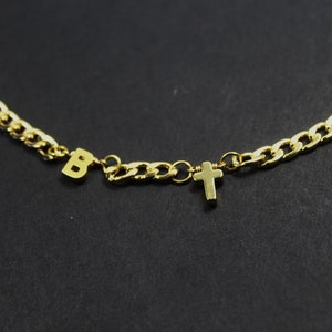 Pulsera de cruz personalizada para hombre. Joyas para hombre con letras doradas. Pulsera de cruz con inicial en plata. Regalo de cruz para hombre personalizado. Pulsera cristiana de bautismo