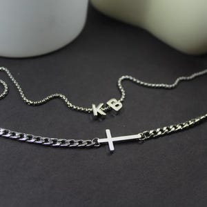 Collar de dos hilos. Collar personalizado con dos iniciales. Joyería con cruz en capas. Joyería con cruz personalizada. Collar de bautizo. Regalos cristianos.